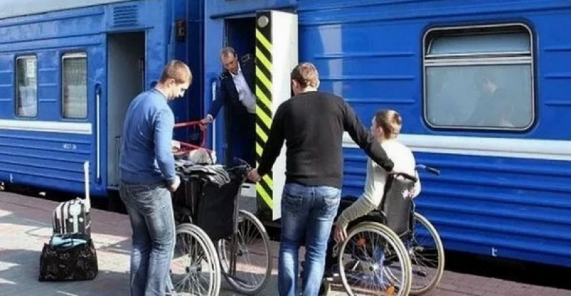 Льготы инвалидам 2 группы на жд билеты. Маломобильные пассажиры на Железнодорожном транспорте. Поезд для инвалидов колясочников. Вагон для инвалидов в поезде. Вагон для людей с ограниченными возможностями.